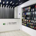 Витрина из профиля для сервиса по ремонту телефонов